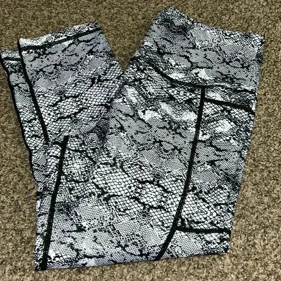 ZYIA Pants - ZYIA Pocket Light n Tight Snake Print Metallic Capris